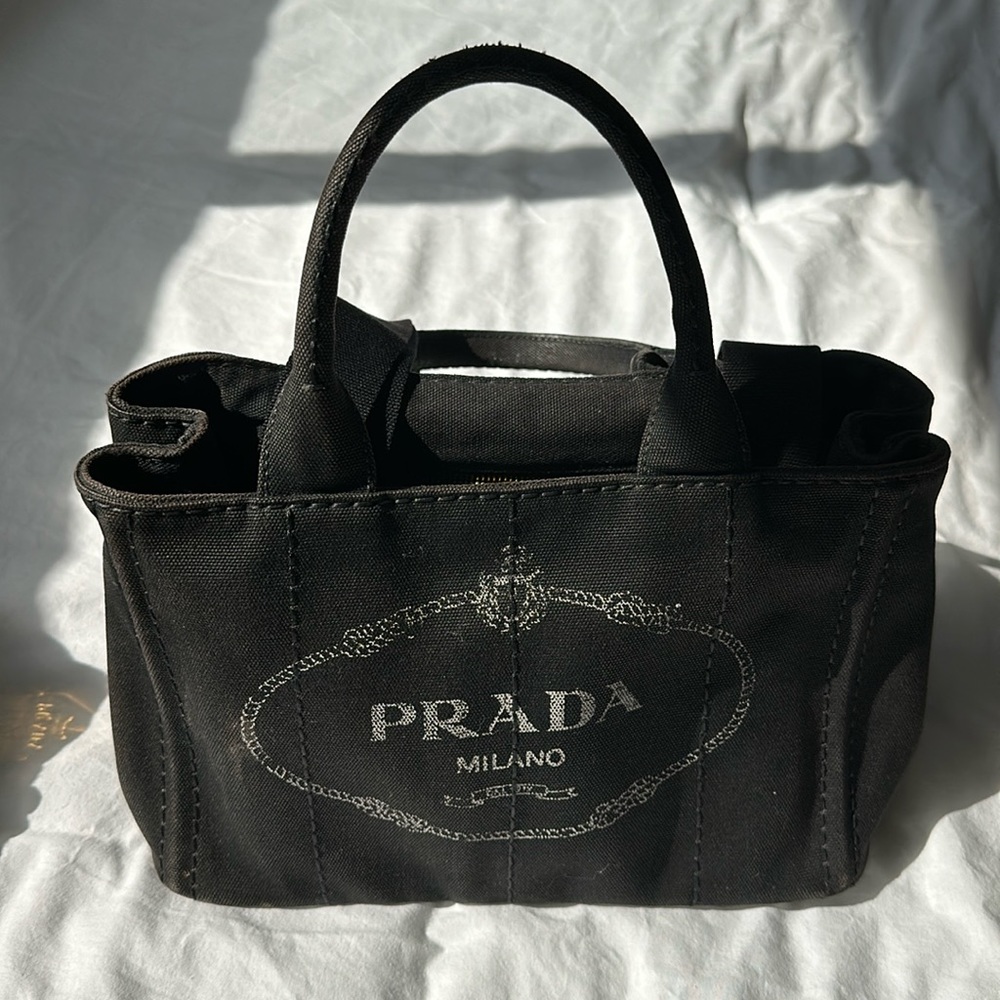 Prada Canada Tote w/ strap 🖤